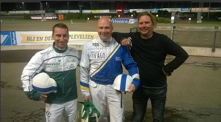 Suomalaiskolmikko rohmusi menestystä amatööriohjastajien PM-kilpailusta. Mestari Janne Lukkari keskellä, Janne Räisänen vasemmalla ja Mika Ahtiainen oikealla.