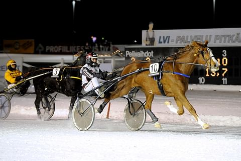 Ojanperä-Ihalaisen talli juhli Oulun T76-kierroksella. Tallin hevoset ravasivat kolme voittoa ja kaksi kakkosta. Tässä Rim Bay Kickapoon helppoon voittoon päätynyt taidonnäyte.