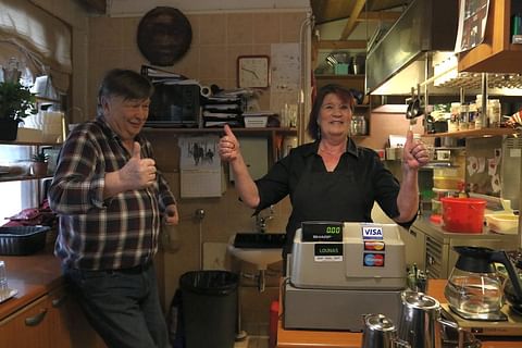 Kouvolan raviradan lounasravintola Paalupaikan omistajat Jussi ja Tarja Pilli-Sihvola riemuitsivat Hevosurheilun äänestyksen voitosta.