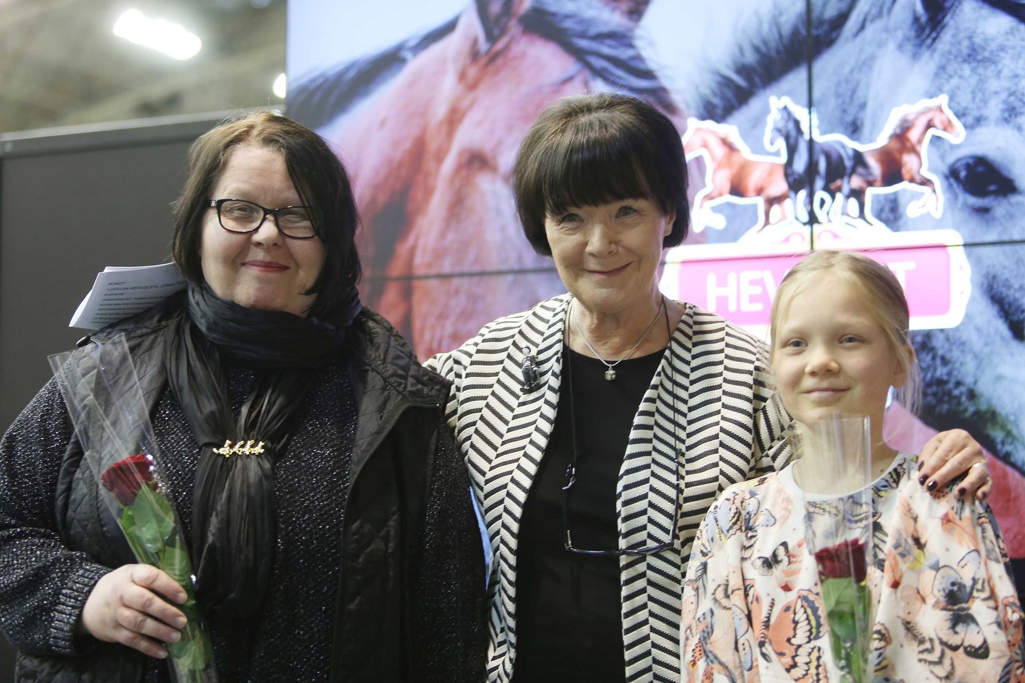 Vasemmalta Anne Hakala, Outi Pakkanen ja Aino Nordström, ja yhteisenä tekijänä kirjoittaminen.