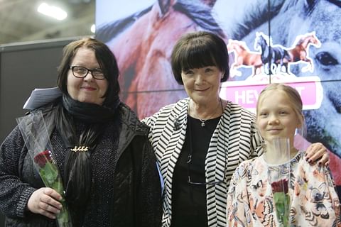 Vasemmalta Anne Hakala, Outi Pakkanen ja Aino Nordström, ja yhteisenä tekijänä kirjoittaminen.