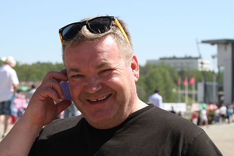 Aripekka Pakkanen kommentoi odottavissa tunnelmissa hevostensa virettä ennen Vermon kolmien ravien seasonia. Kuva Jarno Unkuri