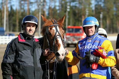 Puulan Tuuli yllätti sekä omistajansa Jouni Kyröläisen että ohjastajansa Terho Rautiaisen voitolla.