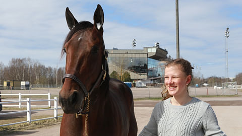 Propulsion hoitajansa Ellinor Wennebringin kanssa Vermon tallialueella Finlandia-raveissa.