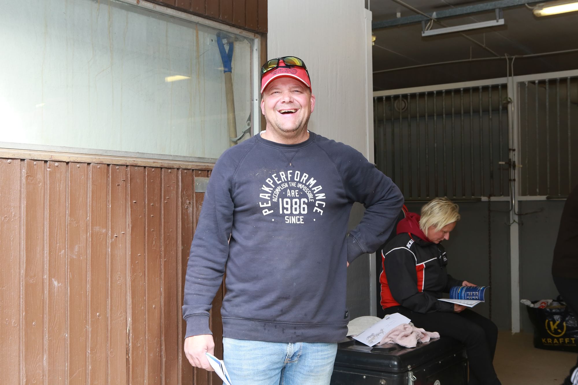 Stefan Pettersson tervehti ilolla suomalaisia ystäviään Vermon vierastallissa lauantaina aamupäivällä suuren hevoskuljetuksen saavuttua Ruotsista Vermoon.