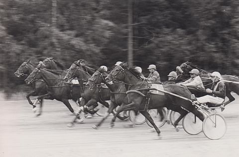 Jouni Aallon otos Mikkelin EE-juoksun kiihdytyksestä 5.7.1977 on yksi Suomen kuuluisimpia ravikuvia.