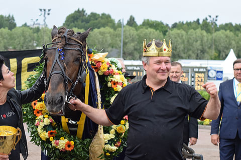 Maija ja Jyrki Korhonen asettivat Köppisen tähtäimen kotiradan kuninkuuskilpailuun tosissaan. Hevosen eteen on tehty suuri määrä työtä, mikä palkittiin Vermossa kuninkaan kruunulla.