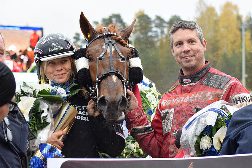 Katja Melkko ja Janne Soronen myyvät hevosia lauantaina. Arkistokuvassa mukana Vixus.