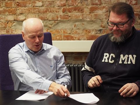 Ravivalmentaja Timo Nurmos ja toimittaja Harri Lind allekirjoittivat tänään kustannussopimuksen tulevasta elämäkerrasta. Kuva: Stiina Ikonen