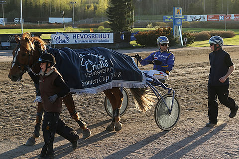 Valmentaja Kimmo Kortesato vaihtoi lähdön jälkeen ajatuksia Tahtovan kyydissä pysyneen ohjastaja Mikko Huttusen kanssa.
