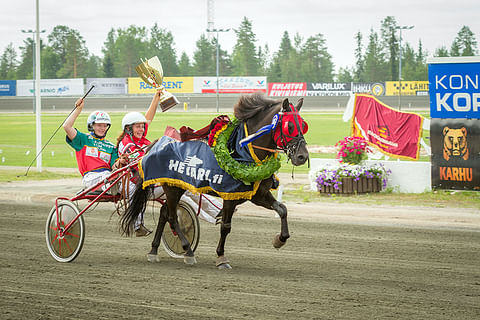 Eveliina Hietanen ja Mira Kaappola tuulettavat SM-voittoa Ernst Rivaldon rattailla.