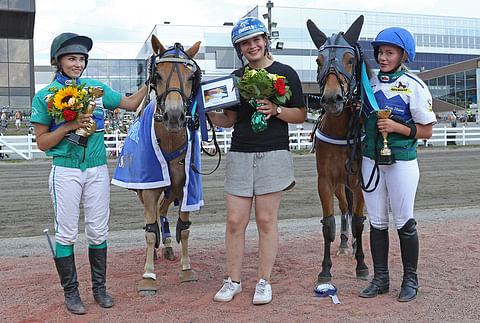 B-ponien Monte oli Pinja Iltasen ponien juhlaa. Vasemmalla Miniatyr ja Milla Markkanen, keskellä Pinja Iltanen, oikealla Pearl ja Veera Ahlqvist.