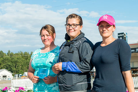 Jenna Leskiranta ja Kati Korhonen vastaanottivat palkintonsa Finn-Tackin Riikka Eskolanniemeltä.