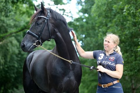 Yvonne Österholm ratsastaa Suomen kiintiön kautta hollantilaista oritta Ironmania Ermelon nuorten hevosten MM-kisoissa.
