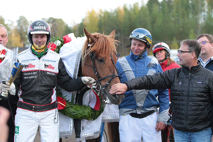 Sirukassonia juhlittiin kriterium-voittajana syksyllä 2018. Seuraavana kesänä se loukkaantui ja jäi kilpailutauolle, joka jatkuu edelleen.