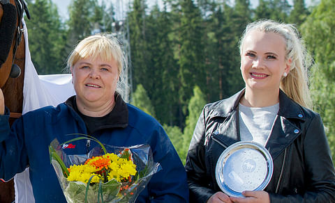 Pia Huusari pääsi viime kesänä juhlimaan Orlando Pointin Toto76-voittoa yhdessä tyttärensä Pinja Iltasen kanssa.