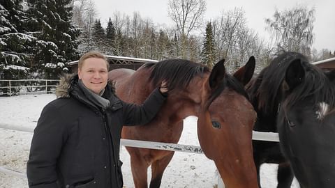Heikki Häyhä tutustui tiistaina ravikoulun hevosiin Vermossa.