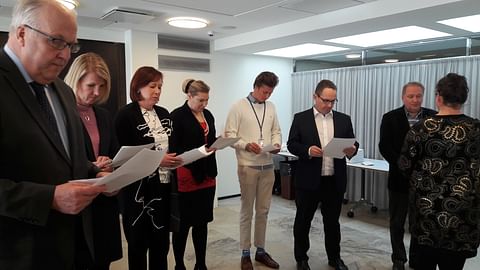 Rosa Meriläinen jakoi vetoomuksen, vastaanottajina olivat mm. Olavi Ala-Nissilä (vas.), Sari Multala, Sirpa Paatero, Katja Hänninen, Rasmus Sinnemaa, Jani Mäkelä ja Markku Tomperi.