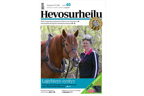 Rikastuvan kanssa poseeraava ratsastaja Rosali Kivitie pitää raviurheilusta. Kannen kuva: Anu Leppänen.