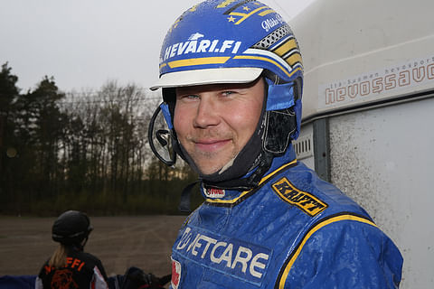 Mikko Huttunen on ohjastanut kahta lukuun ottamatta kaikki Kartoksen 30 kilpailua. Kartokselle voitto oli neljäs, ja sen uratienestit ovat nyt 6 060 euroa. Kuva: Jarno Unkuri.