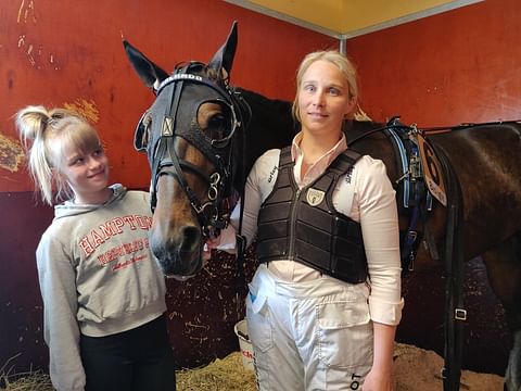 Eläinlääkärin työt, oma hevostila ja perhe pitävät Riina Rekilän tiukasti Suomessa. Ilona-tytär on menestyvä poniraviohjastaja.