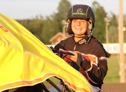 Kiia Tapani sädehti kilpaa auringon kanssa uransa avausvoiton jälkeen. Kuva: Annika Nisonen