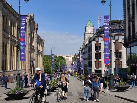 Oslon keskustassa liikkuvat eivät voi olla huomaamatta, että kaupungissa ravataan Oslo Grand Prix. Raveja on mainostettu monikanavaisesti printissä, verkossa, somessa, radiossa kuin kaupunkikuvassa. Kuva Totofoto