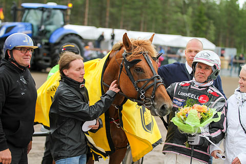 Antti Teivaisen ajama Enon Vilppi kuittasi ravilla 3000 euron ykköspalkinnon.