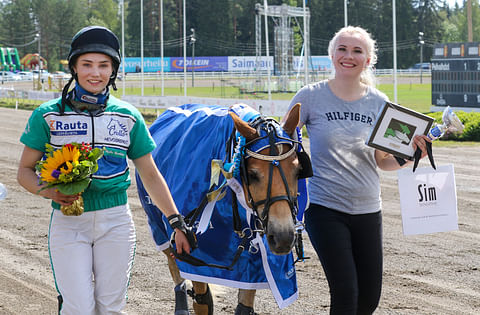 Milla Markkanen ja Pinja Iltanen hymyilivät jo toista vuotta peräkkäin monten Suomen mestareina yhdessä Miniatyrin kanssa. Iltanen nappasi kaksoisvoiton, sillä hänen tammansa Pearl oli toinen.
