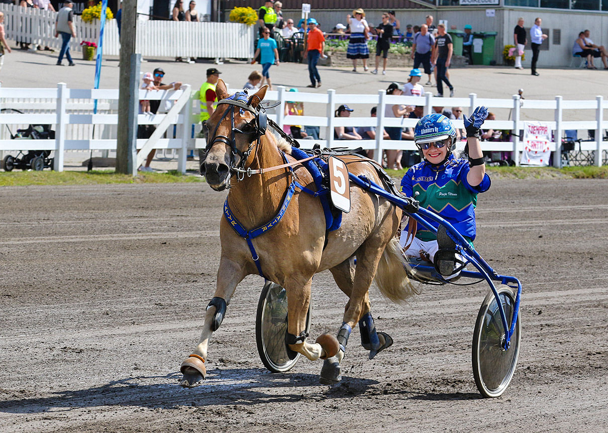Pinja Iltanen tuuletti Mini Michel -voittoa. Voitto oli Miniatyrin ja Iltasen kauden yhdeksäs.
