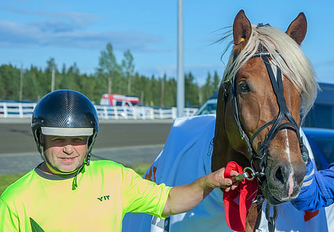 Tarmo Liikamaa kuvassa Niemen Eemilin kanssa, jolla sattui Rovaniemellä laukkapäivä.