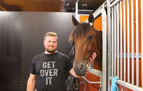 Andears Johansson on hoitanut kaksi vuotta hevosia Johan Untersteinerin valmennustallissa. Matka St Micheliin on hevoselle toinen, mutta hoitajalle ensimmäinen. Kuva: Totofoto