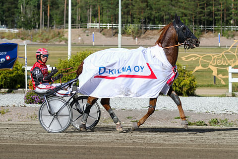 Santtu Raitala ajoi Exaudio Vicilla Toto75-voiton elokuussa 2019. Tuolloin hevonen valmentautui Antti Ojanperän tallissa.