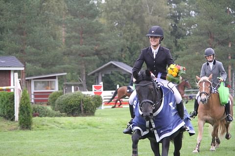 Miila Mättölä luotsasi 6-vuotiaan tamman 3800 euron ykköspalkintoon.
