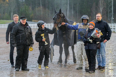 Jarmo Saarela luotsasi An-Aioloksen arvovoittoon Jokimaan sateisella radalla.