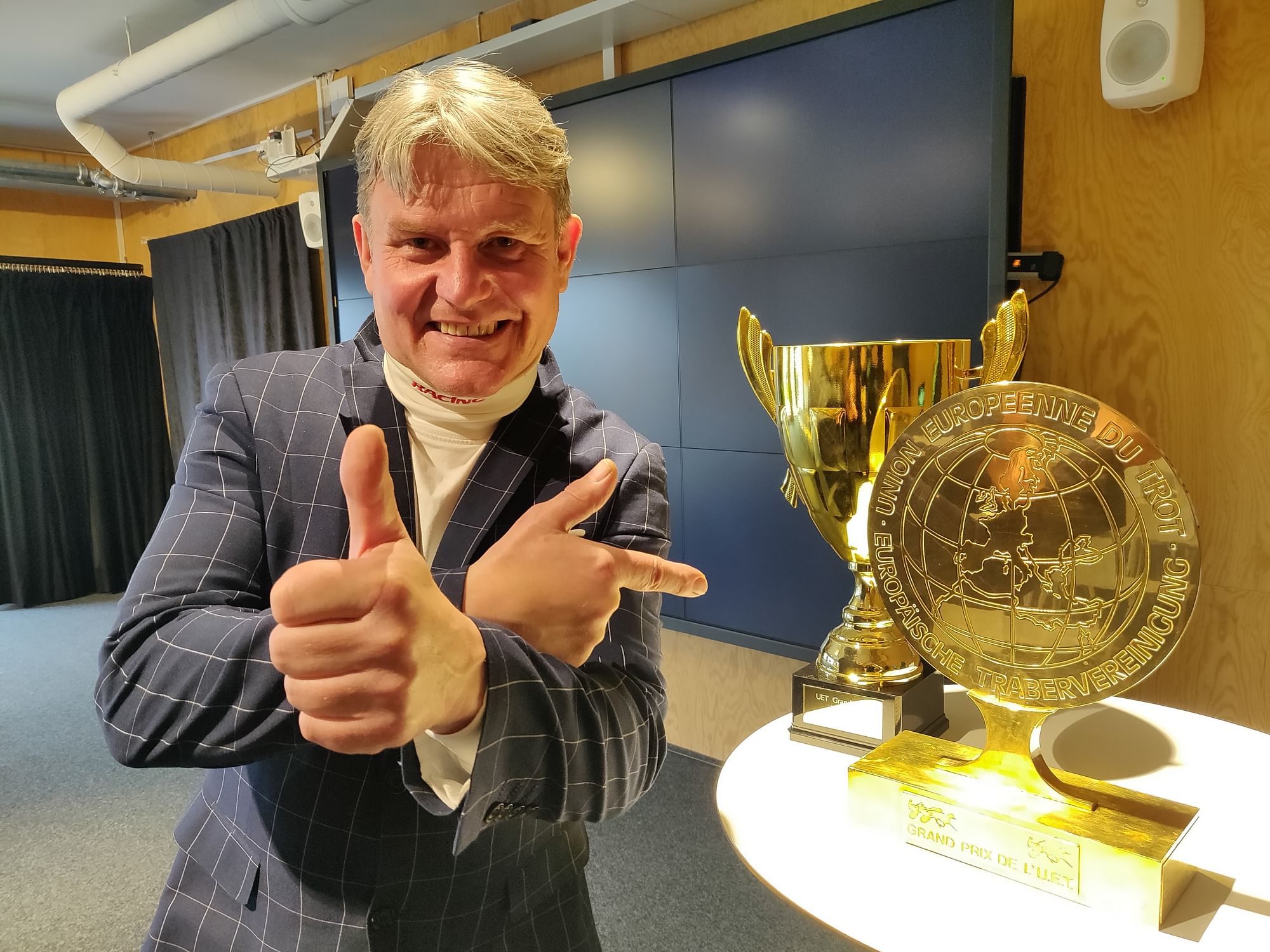 Erkki-Pekka Mäkinen poseerasi UET Grand Prixin upeiden palkintojen ääressä torstaina Helsingissä. Kuva Totofoto