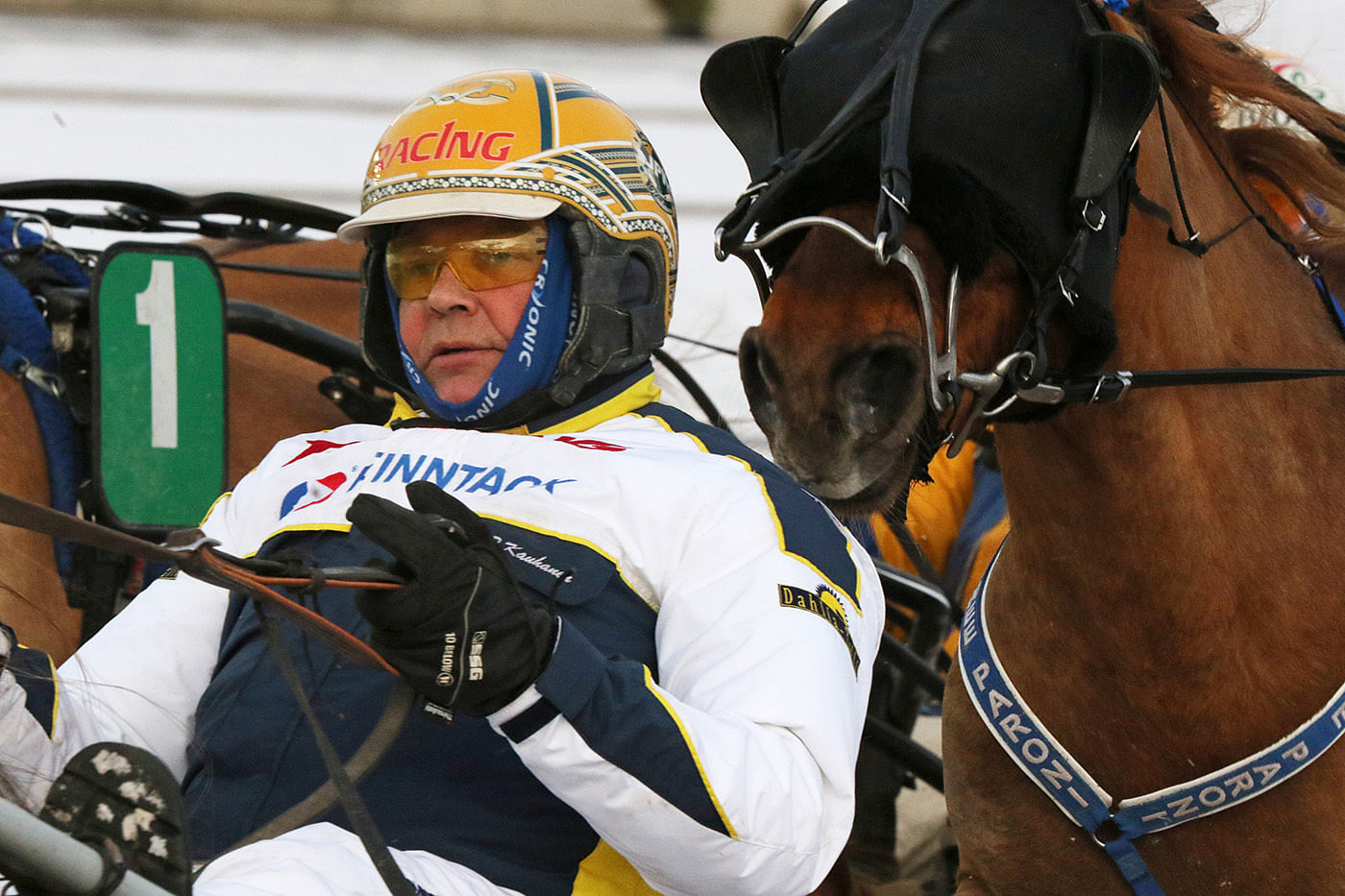 Jukka-Pekka Kauhanen on paljon vartijana illalla Sorsasalossa. Hänen valmentamansa ja ohjastamansa Onni Dahlia on Hevosurheilun rohkea ideavarma.