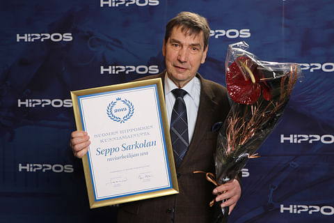 Seppo Sarkola sai tunnustuksen elämäntyöstään raviurheilun parissa. Kuva: Anu Leppänen