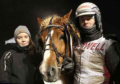Tiina Turunen, H.V. Tuuri ja Iikka Nurmonen kuvassa. H.V. Tuuri oli juuri hetki sitten voittanut Pariisin kylmäveriottelun karsinnan Vermossa tammikuussa 2020.