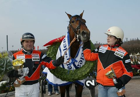 Simb Chaplin huhtikuussa 2006 Seppeleajon voittajana. Suupielessä hoitaja Elina Ihamäki (nyk.Virtanen). Kuva: Hevosurheilun arkisto.