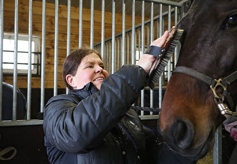 NIna Pettersson-Perklénin talliin tulee uusia hevosia lähes viikottain.
