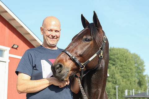 "Venyvä, hyväpäinen ja luotettava hevonen. Pysyy mukana missä porukassa tahansa", Hannu Laakkonen kuvailee Knows Bestiä.