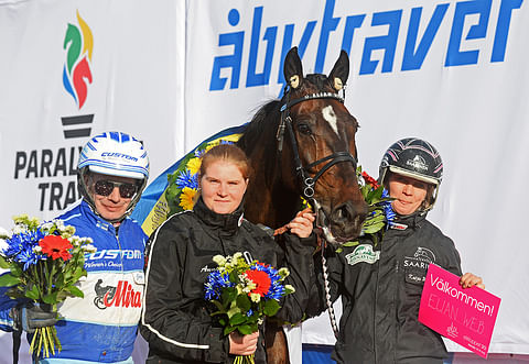 Paralympiatravetin voittaja Elian Web ja Elitloppet-kutsu. Kuva: Malin Albinsson/TR Bild