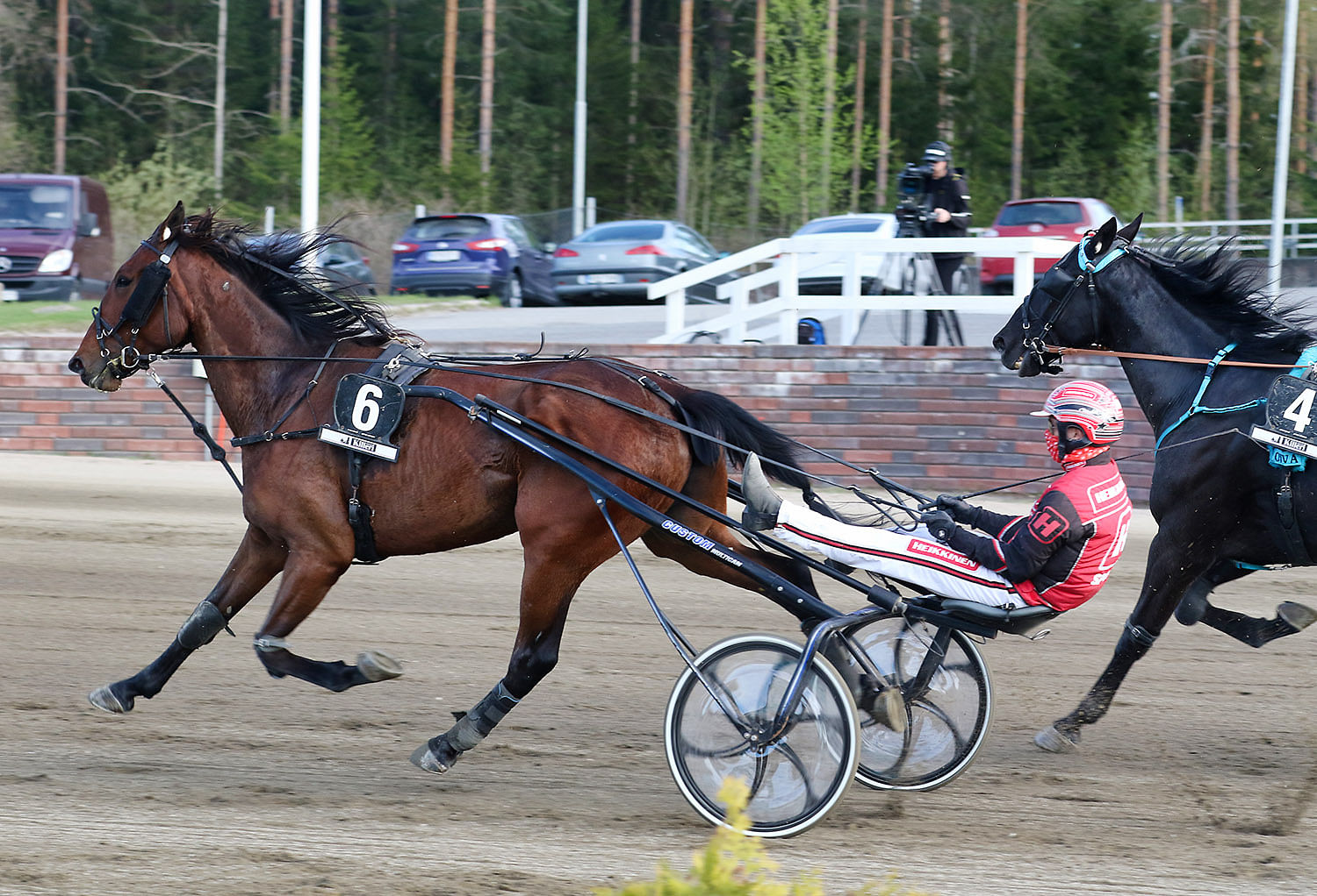 Charmike toi sitä ohjastaneelle Santtu Raitalalle illan toisen voiton. Ensimmäinen tuli Antti Ojanperän tallin Father Christmasilla.