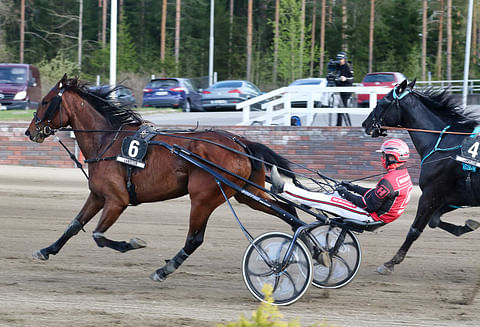 Charmike toi sitä ohjastaneelle Santtu Raitalalle illan toisen voiton. Ensimmäinen tuli Antti Ojanperän tallin Father Christmasilla.