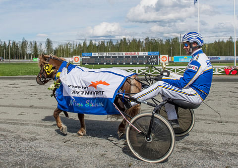 Esa Holopainen voitti Kuopiossa ammattiohjastajien Mini Stakesin Kaunisrannan Lorenzolla viisi vuotta sitten eli kauan ennen koronaa. Kuva: Juhani Hynynen