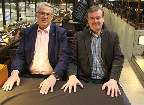 Hippoksen hallituksen puheenjohtaja Juha Rehula ja Hippoksen toimitusjohtaja Vesa Mäkinen odottavat kaikkien muiden tavoin jännittyneinä Suomen hallituksen toimia.