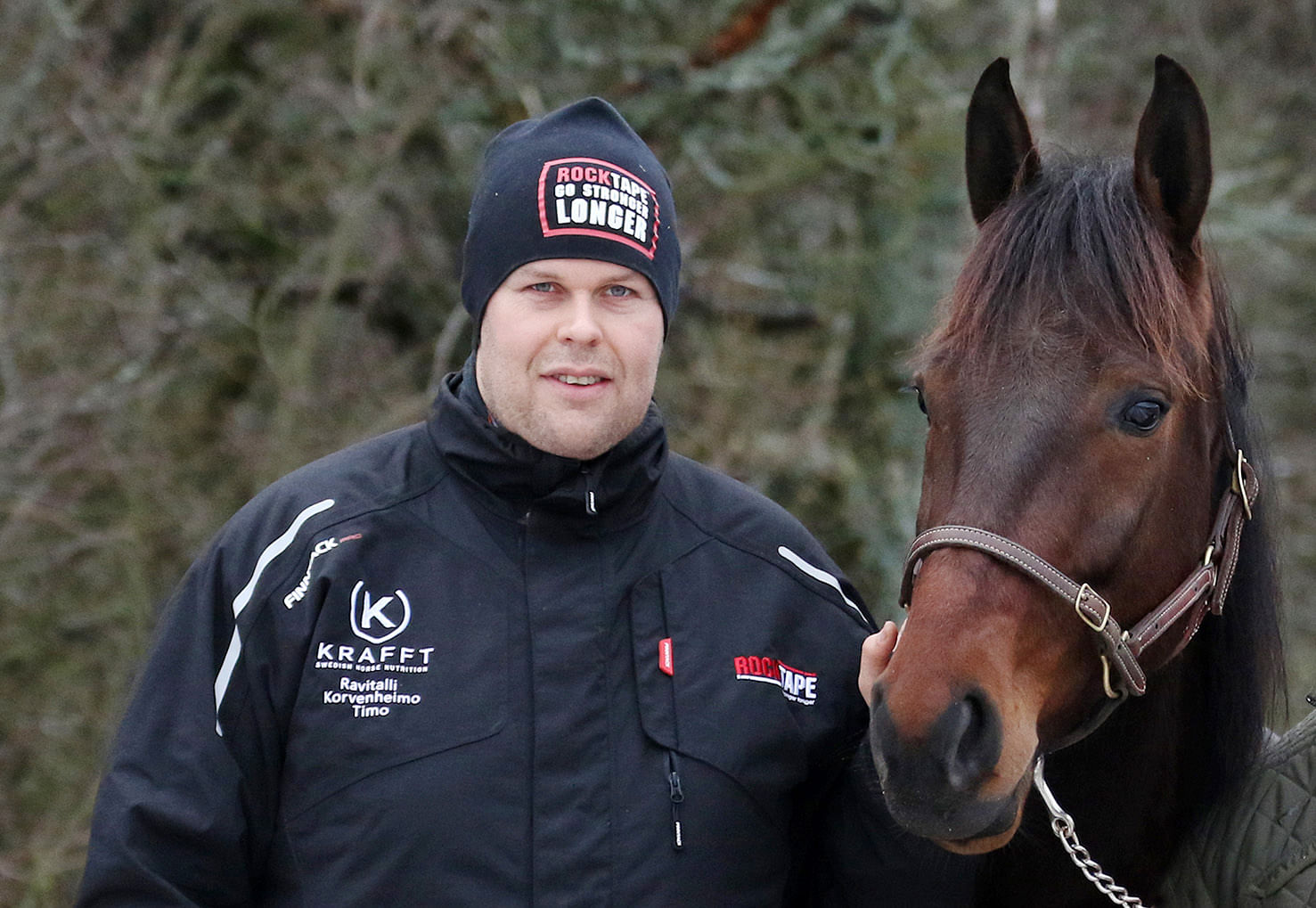 Timo Korvenheimo yhdessä tallin menestyneimmän hevosen, 7-vuotiaan Hazelhen Hermesin kanssa.