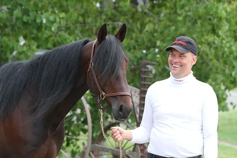 Hevosurheilun toukokuun Kuukauden hevonen Morris valmentajansa Kari Savolaisen kanssa. Kuva Harri Lind.