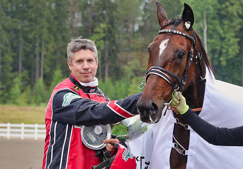 Janne Soronen nautti Elian Webin kyydistä lauantaina, mutta finaalissa ruunaa ajaa Jorma Kontio.